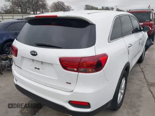 2019 Kia Sorento L with VIN 5XYPG4A38KG555012, listed as a IAAI auction lot 41772285 with 111,685 mi miles. Bid and sale history available at carsss.com. Image 4.