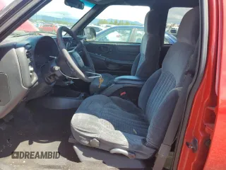 2000 Chevrolet Blazer LT z VIN 1GNDT13W8Y2392666, wystawiony jako Copart lot #56652895 z przebiegiem 223 924 mil mil oraz Szkoda całkowita • Salvage title. Historia ofert i sprzedaży dostępna na DreamBid. Obrazek 7.