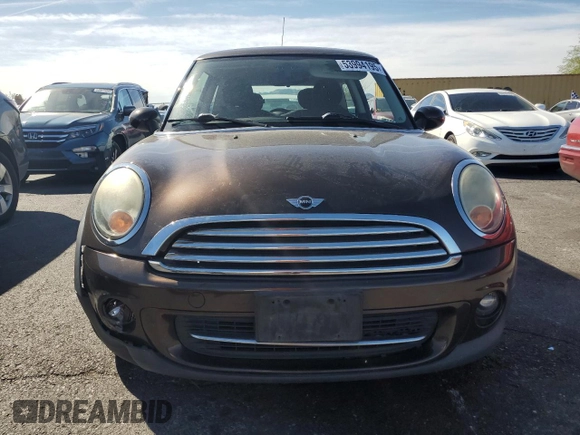 2011 MINI Hardtop z VIN WMWSU3C55BT094204, wystawiony jako Copart lot #53994195 z przebiegiem 132 938 mil mil oraz Tytuł czysty. Historia ofert i sprzedaży dostępna na DreamBid. Obrazek 5.