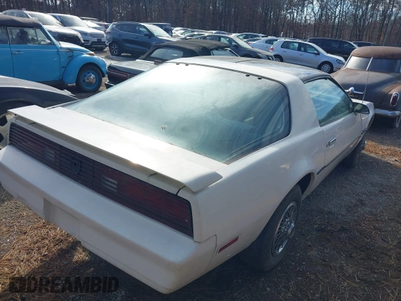 1984 Pontiac Firebird z VIN 1G2AS8711EN215638, wystawiony jako IAAI lot #41464656 z przebiegiem 110 500 mil mil oraz . Historia ofert i sprzedaży dostępna na DreamBid. Obrazek 4.
