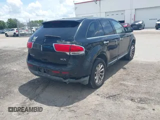 2011 Lincoln MKX z VIN 2LMDJ6JK5BBJ11856, wystawiony jako IAAI lot #42482364 z przebiegiem Nie podano mil oraz . Historia ofert i sprzedaży dostępna na DreamBid. Obrazek 4.