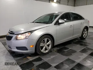 2014 Chevrolet Cruze 2LT z VIN 1G1PE5SB9E7181506, wystawiony jako Copart lot #46453855 z przebiegiem 151 602 mil mil oraz Szkoda całkowita • Salvage title. Historia ofert i sprzedaży dostępna na DreamBid. Obrazek 1.