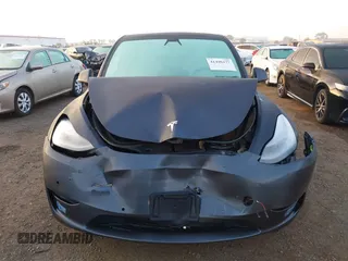 2021 Tesla Model Y Standard Range z VIN 5YJYGDED4MF121963, wystawiony jako IAAI lot #41490477 z przebiegiem 41 941 mil mil oraz . Historia ofert i sprzedaży dostępna na DreamBid. Obrazek 6.