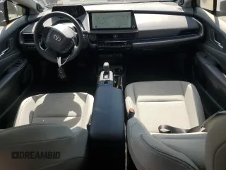 2024 Toyota Prius LE z VIN JTDADABU4R3021525, wystawiony jako Copart lot #61652045 z przebiegiem 2 120 mil mil oraz Szkoda całkowita • Salvage title. Historia ofert i sprzedaży dostępna na DreamBid. Obrazek 8.