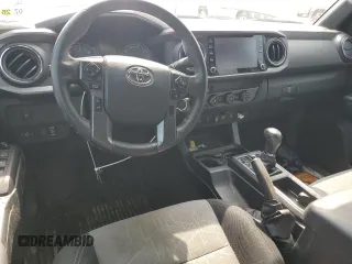 2020 Toyota Tacoma SR5 z VIN 3TMCZ5AN7LM302123, wystawiony jako Copart lot #57299805 z przebiegiem 43 244 mil mil oraz Szkoda całkowita • Salvage title. Historia ofert i sprzedaży dostępna na DreamBid. Obrazek 8.