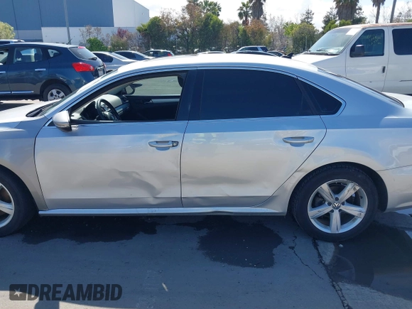 2012 Volkswagen Passat SE z VIN 1VWBP7A36CC068499, wystawiony jako IAAI lot #41932731 z przebiegiem 208 896 mil mil oraz . Historia ofert i sprzedaży dostępna na DreamBid. Obrazek 6.