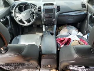 2011 Kia Sorento EX z VIN 5XYKU4A22BG043319, wystawiony jako Copart lot #55879115 z przebiegiem Nie podano mil oraz Czysty tytuł • Clean title. Historia ofert i sprzedaży dostępna na DreamBid. Obrazek 8.