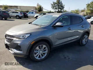 2021 Buick Encore GX Essence z VIN KL4MMFSL9MB161211, wystawiony jako Copart lot #60655075 z przebiegiem 85 423 mil mil oraz Szkoda całkowita • Salvage title. Historia ofert i sprzedaży dostępna na DreamBid. Obrazek 1.