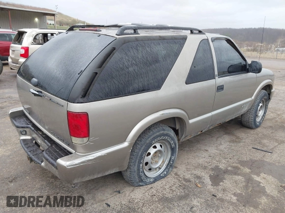 2000 Chevrolet Blazer LS z VIN 1GNCT18W7YK252323, wystawiony jako IAAI lot #41842766 z przebiegiem 149 462 mil mil oraz . Historia ofert i sprzedaży dostępna na DreamBid. Obrazek 4.