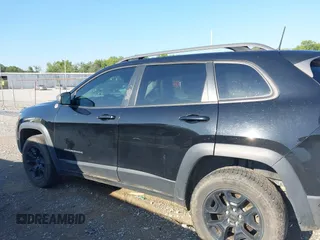 2019 Jeep Cherokee Trailhawk with VIN 1C4PJMBX3KD483895, listed as a IAAI auction lot 42696774 with 122,932 mi miles and . Bid and sale history available at DreamBid. Image 14.