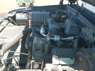 1998 Chevrolet Silverado 1500 z VIN 1GCEC14W4WZ183201, wystawiony jako IAAI lot #43139571 z przebiegiem 176 288 mil mil oraz . Historia ofert i sprzedaży dostępna na DreamBid. Obrazek 19.