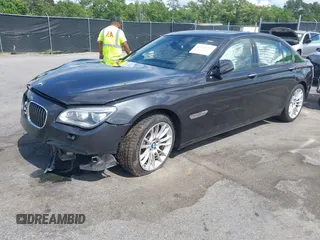2015 BMW 7 Series 750Li z VIN WBAYE8C55FD782482, wystawiony jako IAAI lot #42225202 z przebiegiem 129 880 mil mil oraz . Historia ofert i sprzedaży dostępna na DreamBid. Obrazek 2.