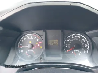 2017 Toyota Tacoma SR5 z VIN 3TMCZ5AN5HM110951, wystawiony jako IAAI lot #41580916 z przebiegiem 107 020 mil mil oraz . Historia ofert i sprzedaży dostępna na DreamBid. Obrazek 7.