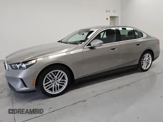 2024 BMW 5 Series 530i xDrive z VIN WBA53FJ08RCR06615, wystawiony jako Copart lot #56353425 z przebiegiem 30 924 mil mil oraz Czysty tytuł • Clean title. Historia ofert i sprzedaży dostępna na DreamBid. Obrazek 1.