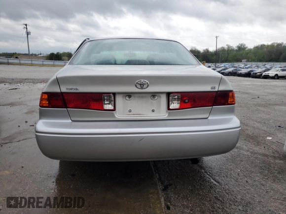 2001 Toyota Camry CE z VIN 4T1BG22K71U847635, wystawiony jako Copart lot #53729415 z przebiegiem 176 347 mil mil oraz Nie do naprawy • Non repairable. Historia ofert i sprzedaży dostępna na DreamBid. Obrazek 6.