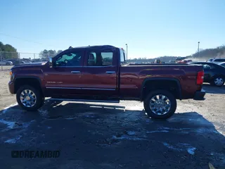 2017 GMC Sierra 2500HD Denali z VIN 1GT12UEY0HF186720, wystawiony jako IAAI lot #41580466 z przebiegiem Nie podano mil oraz . Historia ofert i sprzedaży dostępna na DreamBid. Obrazek 14.