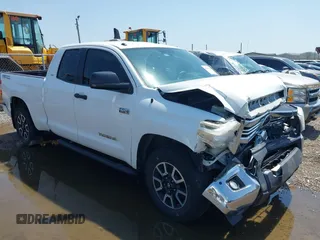 2017 Toyota Tundra SR5 z VIN 5TFRY5F10HX213529, wystawiony jako IAAI lot #42200641 z przebiegiem 124 749 mil mil oraz . Historia ofert i sprzedaży dostępna na DreamBid. Obrazek 1.