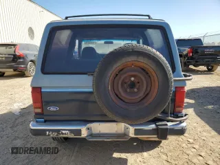 1990 Ford Bronco z VIN 1FMCU12T2LUA31399, wystawiony jako Copart lot #77099614 z przebiegiem 85 663 mil mil oraz Szkoda całkowita • Salvage title. Historia ofert i sprzedaży dostępna na DreamBid. Obrazek 6.