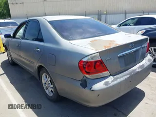 2005 Toyota Camry STD z VIN 4T1BE32K95U556765, wystawiony jako IAAI lot #42288424 z przebiegiem 232 413 mil mil oraz . Historia ofert i sprzedaży dostępna na DreamBid. Obrazek 3.