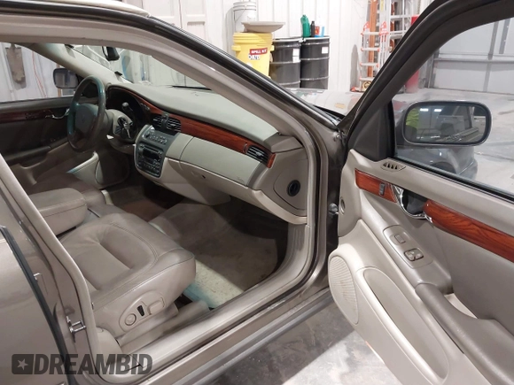 2000 Cadillac DeVille z VIN 1G6KD54Y6YU265538, wystawiony jako IAAI lot #41748755 z przebiegiem 159 676 mil mil oraz . Historia ofert i sprzedaży dostępna na DreamBid. Obrazek 5.