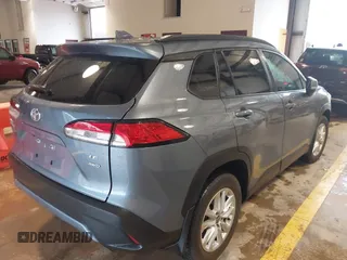 2024 Toyota Corolla Cross LE z VIN 7MUCAABG5RV087551, wystawiony jako IAAI lot #41726761 z przebiegiem 30 744 mil mil oraz . Historia ofert i sprzedaży dostępna na DreamBid. Obrazek 4.