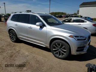2017 Volvo XC90 Momentum z VIN YV4A22PK3H1109976, wystawiony jako Copart lot #56846725 z przebiegiem 129 619 mil mil oraz Czysty tytuł • Clean title. Historia ofert i sprzedaży dostępna na DreamBid. Obrazek 4.