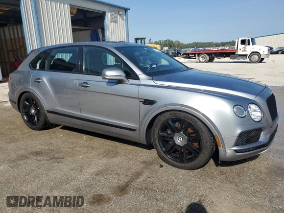 2019 Bentley Bentayga V8 z VIN SJAAM2ZV4KC024727, wystawiony jako Copart lot #80631684 z przebiegiem 38 304 mil mil oraz Nie do naprawy. Historia ofert i sprzedaży dostępna na DreamBid. Obrazek 1.
