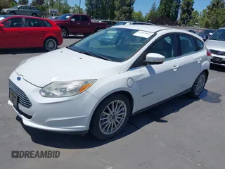 2014 Ford Focus Electric z VIN 1FADP3R42EL393337, wystawiony jako IAAI lot #42365836 z przebiegiem 14 593 mil mil oraz . Historia ofert i sprzedaży dostępna na DreamBid. Obrazek 2.