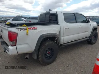 2017 Toyota Tacoma SR5 z VIN 3TMCZ5AN8HM077203, wystawiony jako IAAI lot #41765910 z przebiegiem 170 863 mil mil oraz . Historia ofert i sprzedaży dostępna na DreamBid. Obrazek 4.