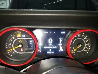 2020 Jeep Wrangler Unlimited Sahara z VIN 1C4HJXEN8LW118599, wystawiony jako Copart lot #60687535 z przebiegiem 74 824 mil mil oraz Czysty tytuł • Clean title. Historia ofert i sprzedaży dostępna na DreamBid. Obrazek 9.
