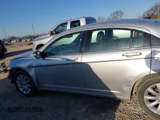 2011 Chrysler 200 Touring z VIN 1C3BC1FB5BN536158, wystawiony jako IAAI lot #41816455 z przebiegiem 111 069 mil mil oraz . Historia ofert i sprzedaży dostępna na DreamBid. Obrazek 14.