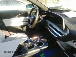 2024 Cadillac LYRIQ z VIN 1GYKPVRL8RZ128147, wystawiony jako IAAI lot #41273392 z przebiegiem 1 927 mil mil oraz . Historia ofert i sprzedaży dostępna na DreamBid. Obrazek 5.