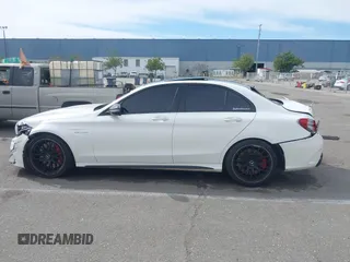 2017 Mercedes-Benz C 63 S AMG z VIN 55SWF8HB4HU190328, wystawiony jako IAAI lot #41681196 z przebiegiem 42 211 mil mil oraz . Historia ofert i sprzedaży dostępna na DreamBid. Obrazek 14.
