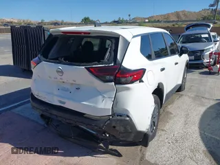2023 Nissan Rogue S z VIN 5N1BT3AA8PC930807, wystawiony jako IAAI lot #42380612 z przebiegiem 5 050 mil mil oraz . Historia ofert i sprzedaży dostępna na DreamBid. Obrazek 4.