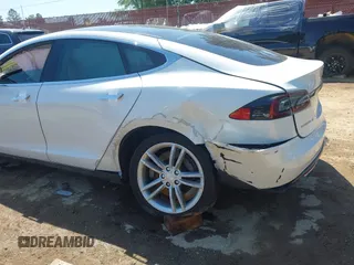 2013 Tesla Model S z VIN 5YJSA1CN6DFP21076, wystawiony jako IAAI lot #41984834 z przebiegiem 154 662 mil mil oraz . Historia ofert i sprzedaży dostępna na DreamBid. Obrazek 19.