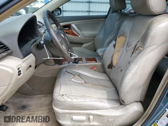 2008 Toyota Camry LE z VIN 4T1BK46K88U575417, wystawiony jako Copart lot #59084185 z przebiegiem 242 347 mil mil oraz Czysty tytuł • Clean title. Historia ofert i sprzedaży dostępna na DreamBid. Obrazek 7.