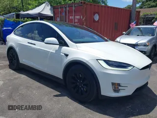 2017 Tesla Model X 90D z VIN 5YJXCBE25HF078198, wystawiony jako IAAI lot #42470050 z przebiegiem 66 850 mil mil oraz . Historia ofert i sprzedaży dostępna na DreamBid. Obrazek 1.