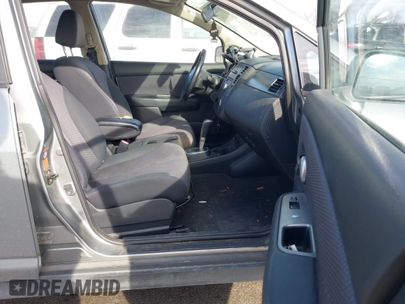 2007 Nissan Versa SL z VIN 3N1BC13E47L381218, wystawiony jako IAAI lot #41454515 z przebiegiem 137 264 mil mil oraz . Historia ofert i sprzedaży dostępna na DreamBid. Obrazek 5.