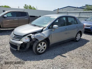 2007 Nissan Versa SL z VIN 3N1BC11E57L416996, wystawiony jako Copart lot #59078575 z przebiegiem 176 394 mil mil oraz Szkoda całkowita • Salvage title. Historia ofert i sprzedaży dostępna na DreamBid. Obrazek 1.