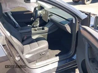2024 Tesla Model Y Long Range z VIN 7SAYGDEE2RA233855, wystawiony jako IAAI lot #42148956 z przebiegiem 14 385 mil mil oraz . Historia ofert i sprzedaży dostępna na DreamBid. Obrazek 5.