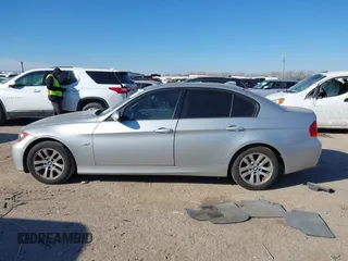 2007 BMW 3 Series 328i z VIN WBAVA33517KX73521, wystawiony jako IAAI lot #41389508 z przebiegiem 76 267 mil mil oraz . Historia ofert i sprzedaży dostępna na DreamBid. Obrazek 14.