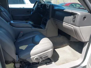 2005 Chevrolet Suburban Z71 with VIN 3GNFK16Z95G132975, listed as a IAAI auction lot 42042947 with 1 mi miles. Bid and sale history available at carsss.com. Image 5.