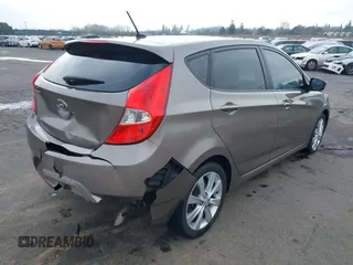 2013 Hyundai Accent SE z VIN KMHCU5AE1DU079830, wystawiony jako IAAI lot #41529695 z przebiegiem 105 637 mil mil oraz . Historia ofert i sprzedaży dostępna na DreamBid. Obrazek 4.