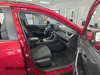 2022 Toyota RAV4 XLE z VIN 2T3W1RFV4NW201045, wystawiony jako Copart lot #62903115 z przebiegiem 26 019 mil mil oraz Czysty tytuł • Clean title. Historia ofert i sprzedaży dostępna na DreamBid. Obrazek 5.