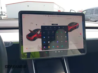 2020 Tesla Model Y Long Range z VIN 5YJYGDEE0LF034164, wystawiony jako IAAI lot #42080304 z przebiegiem 55 520 mil mil oraz . Historia ofert i sprzedaży dostępna na DreamBid. Obrazek 19.