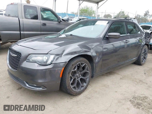 2019 Chrysler 300 S z VIN 2C3CCABGXKH708182, wystawiony jako IAAI lot #41885720 z przebiegiem 88 871 mil mil oraz . Historia ofert i sprzedaży dostępna na DreamBid. Obrazek 2.