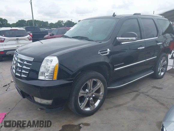2013 Cadillac Escalade Luxury z VIN 1GYS3BEFXDR127777, wystawiony jako IAAI lot #42390040 z przebiegiem 206 852 mil mil oraz . Historia ofert i sprzedaży dostępna na DreamBid. Obrazek 2.