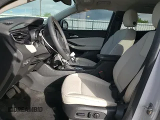 2023 Buick Encore GX Essence z VIN KL4MMGSL7PB086275, wystawiony jako Copart lot #54439755 z przebiegiem 10 933 mil mil oraz Szkoda całkowita • Salvage title. Historia ofert i sprzedaży dostępna na DreamBid. Obrazek 7.