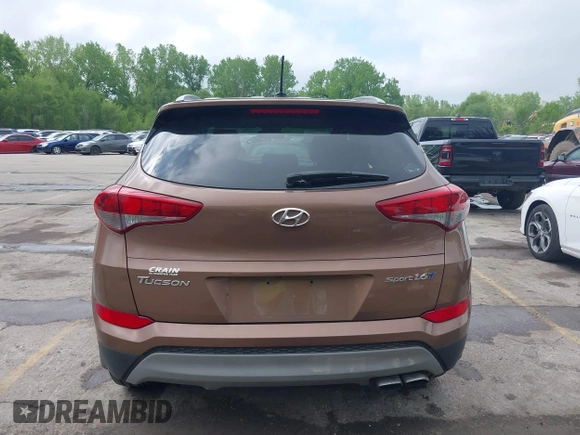 2017 Hyundai Tucson Value z VIN KM8J33A29HU389413, wystawiony jako IAAI lot #42098242 z przebiegiem 98 738 mil mil oraz . Historia ofert i sprzedaży dostępna na DreamBid. Obrazek 16.