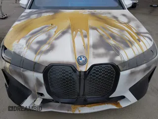 2022 BMW iX xDrive50 z VIN WB523CF01NCK27983, wystawiony jako IAAI lot #42106093 z przebiegiem 21 505 mil mil oraz . Historia ofert i sprzedaży dostępna na DreamBid. Obrazek 6.